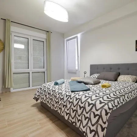 Deluxe Rocky Ii With Balcony *